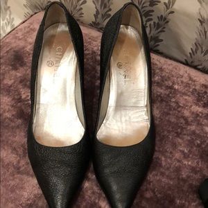 Chanel versatile black leather pumps